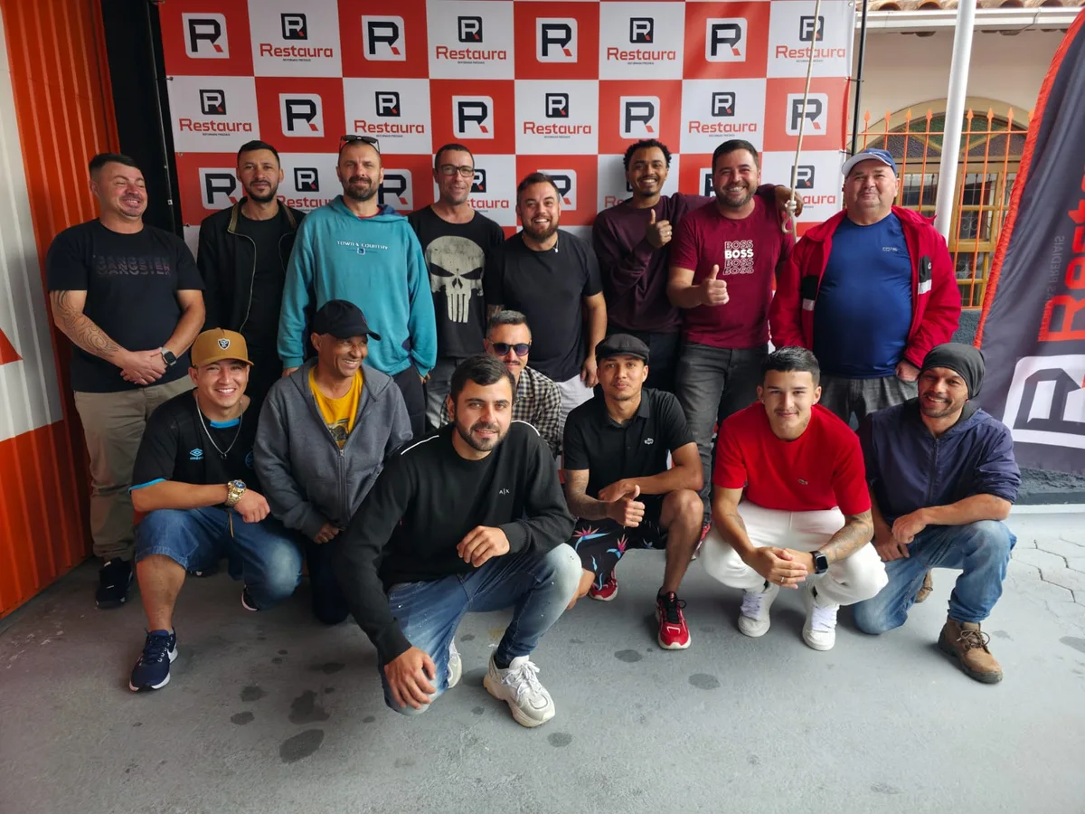 Equipe da Restaura reunida na base da empresa