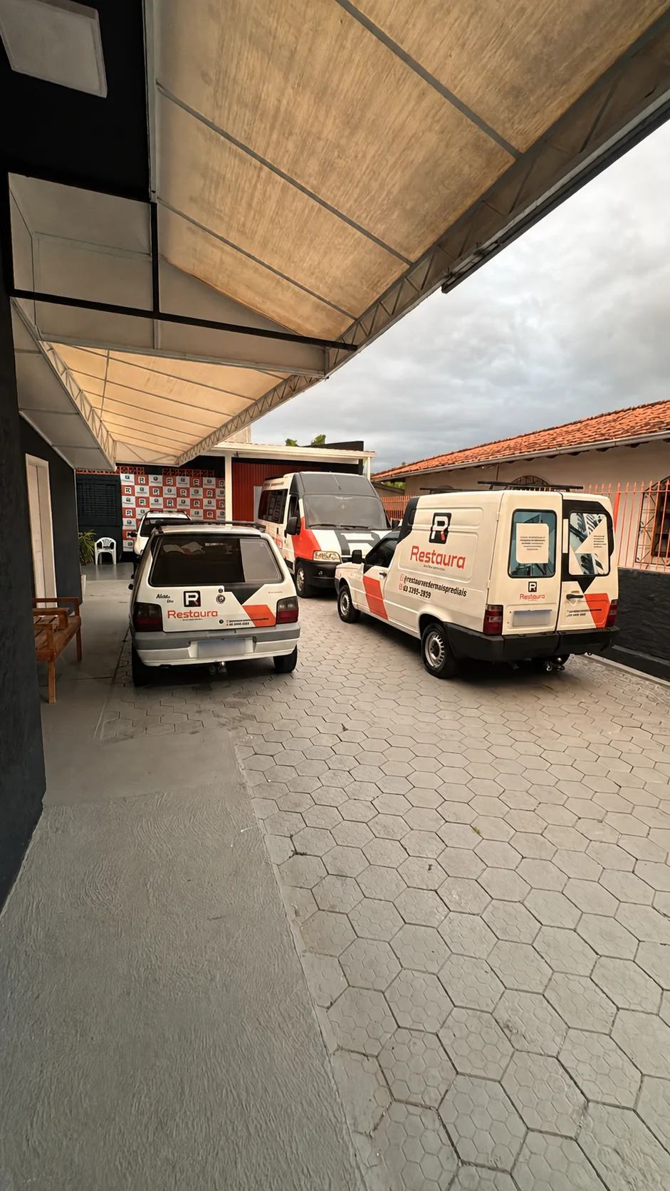 Frota própria e base operacional da Restaura