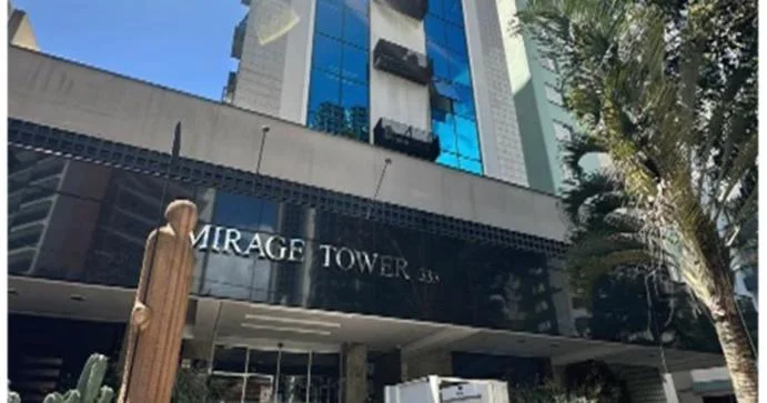 Acesso e fachada envidraçada do Condomínio Mirage Tower